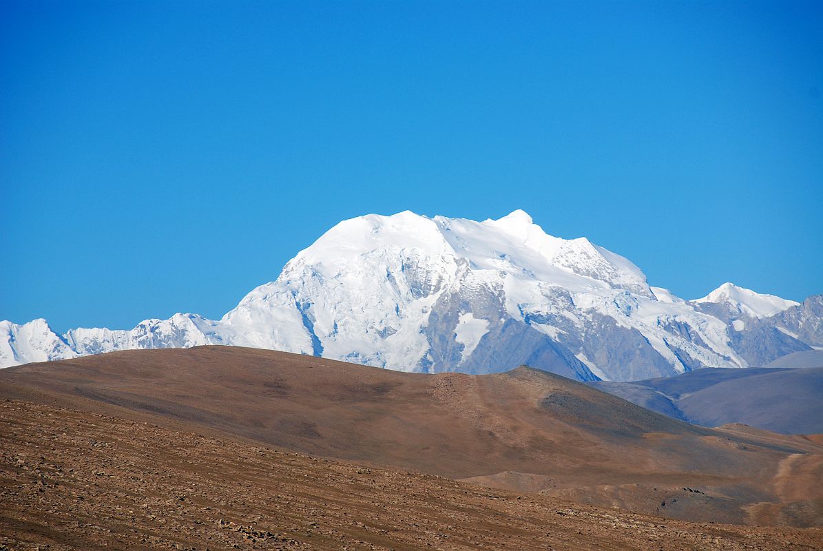 21 Gang Benchen From Lalung La The road from the Tong La dips slightly and then climbs to the Lalung La (5030m) which has a nice view of Gang Benchen to the northwest.